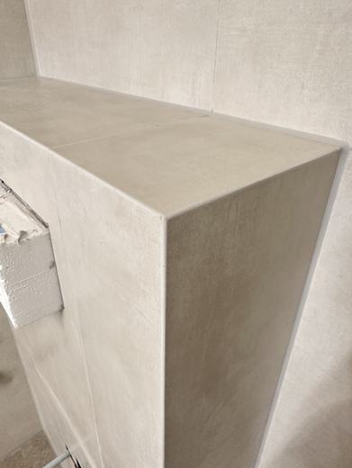 Detaljert avslutning i flislagt bad