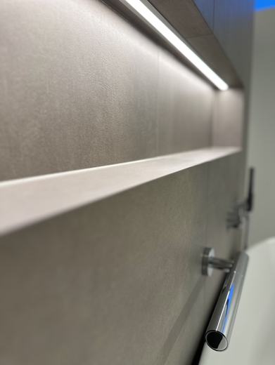 Baderomsdetalj med nøyaktig fugearbeid